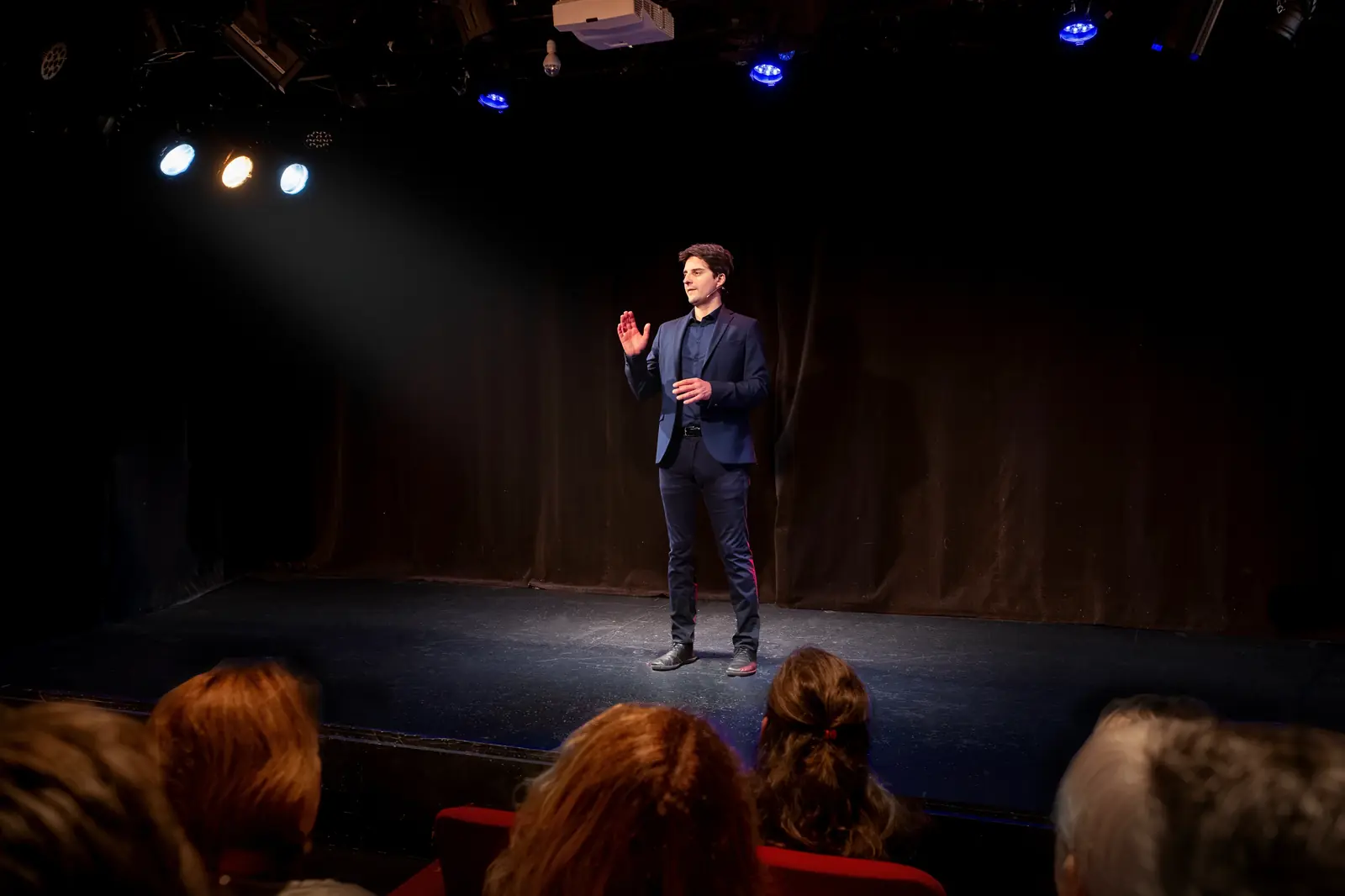 Vincent Bosq-Bousquet en conférence sur scène devant son auditoire