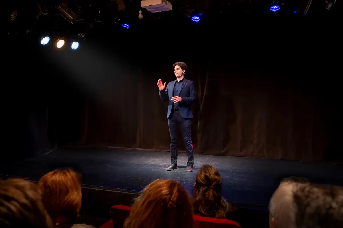 Vincent Bosq-Bousquet sur scène devant son public